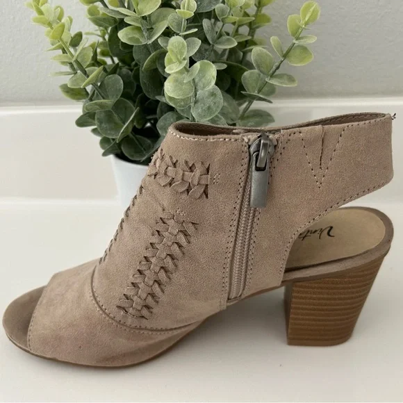 Women’s tan heels - Picture 4 of 7